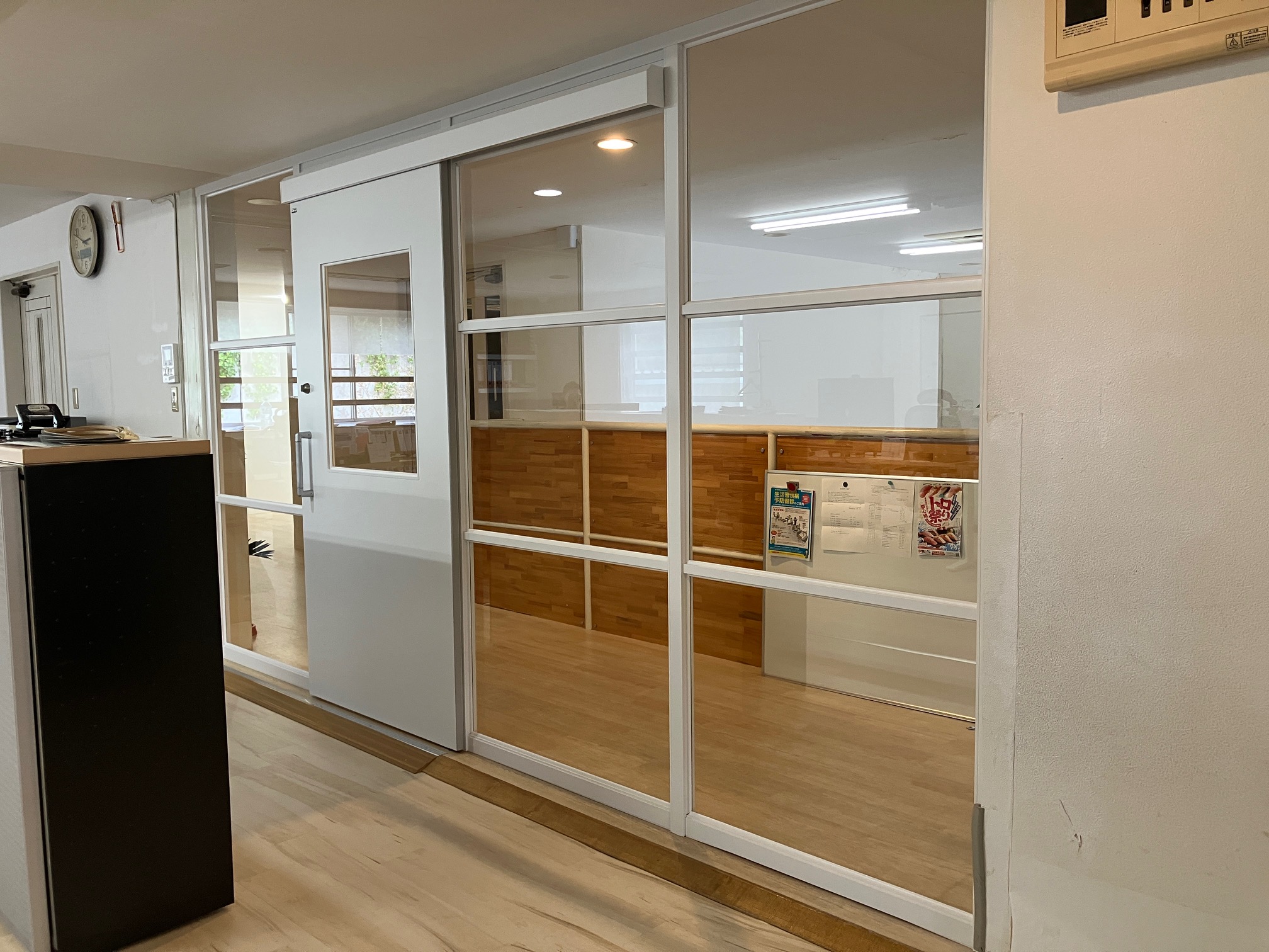 吹き抜け２階オフィス入口にガラスパーテーション施工事例