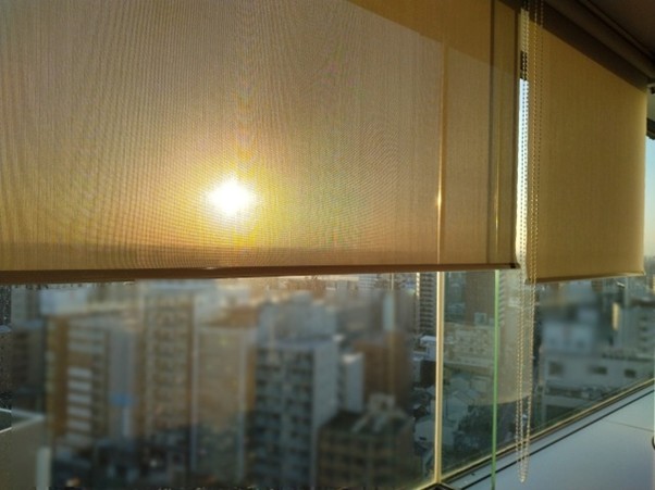 ロールスクリーンとブラインドの違いは？メリット・デメリットを解説