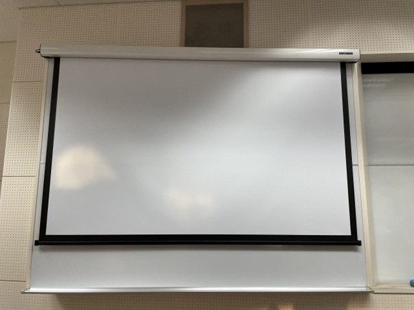 プロジェクターの性能を最大限に活用しよう！壁紙とスクリーンの選び方から設置工事まで