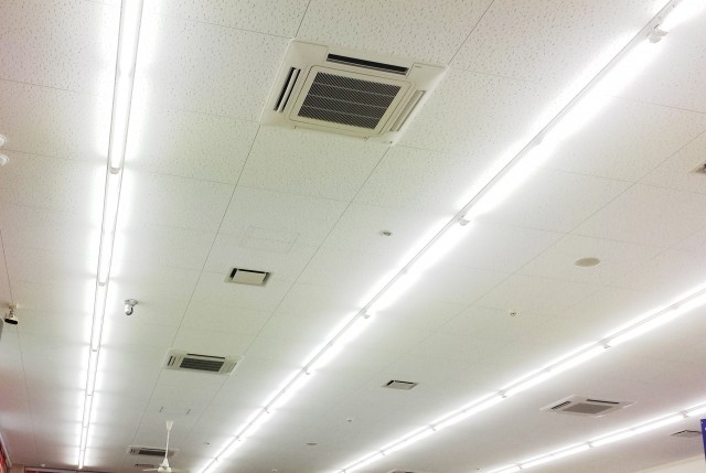 オフィスに最適な明るさとは？作業別やスペースごとに最適な照度と照明の選び方